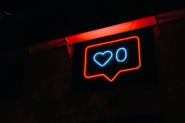 representación con neon de likes de influencers de sexo