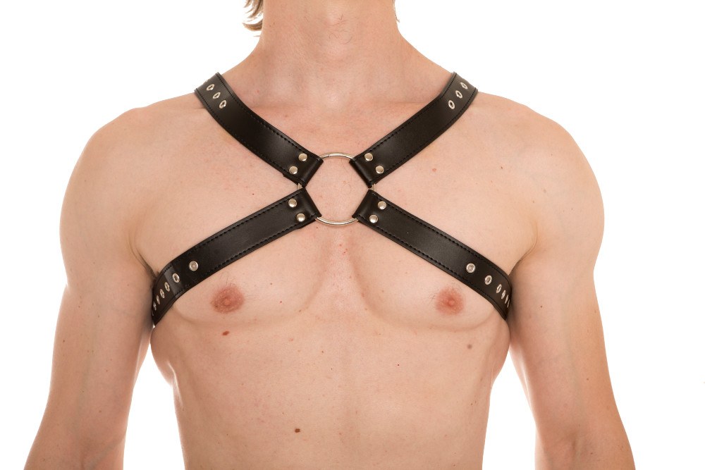 hombre llevando un arnes  bondage